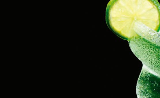 ¿En realidad el agua con limón ayuda a adelgazar?